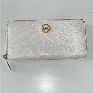 NWOT MICHAEL KORS ZIP AROUND CONTINENTAL WHITE WALLET